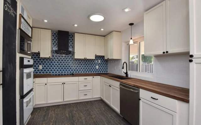 Spacious Updated 2 Masters POOL