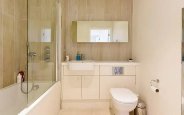 Lovely Luminous 3 Bed Flat, With Secure Ev Parkng