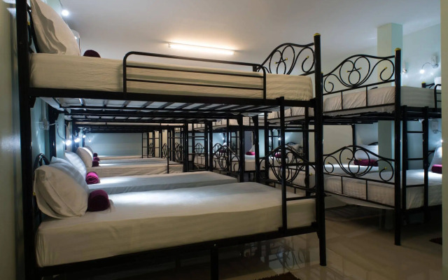 Plan B Hotel - Hostel