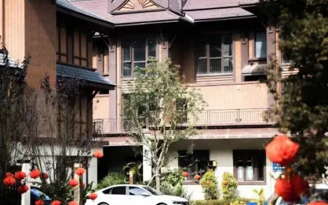 Mangshi Kingfisher Homestay (Yi Nationality Ancient Town)