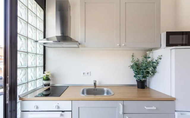 Bright and Cozy Duplex Near City Center