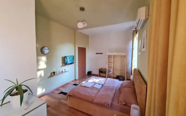 Ex-Block District charming studio apartment with treeish sorrounding view!