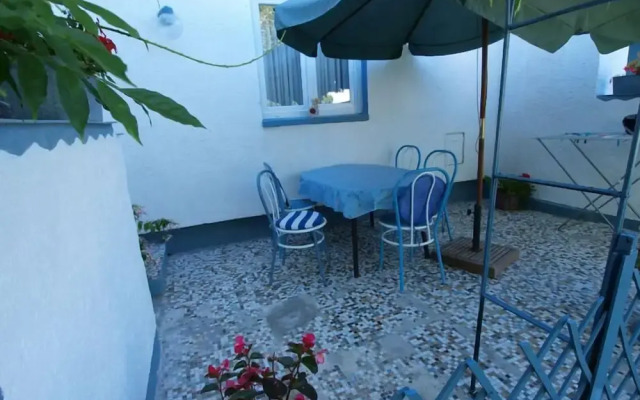 Apartment 725