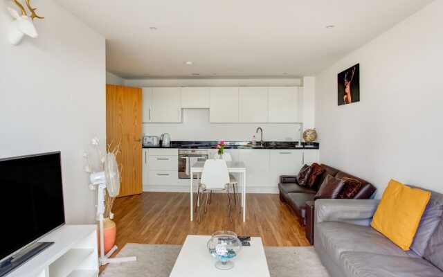 Plush Apartment in Manchester Near IWM North