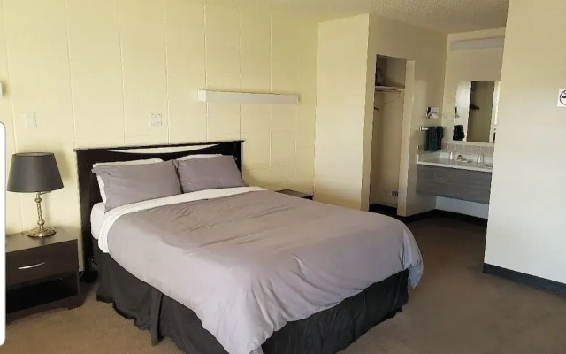 Side Trax Inn