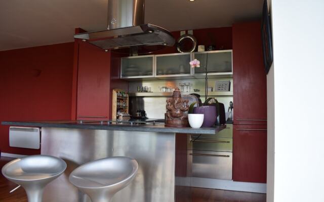 2 Bed Flat in Shoreditch With Balcony