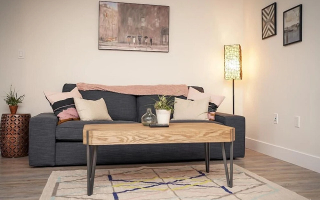 Stylish Modern Condo w Parking Location Coffee