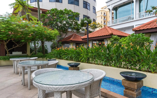 Отель The Robertson House by The Crest Collection