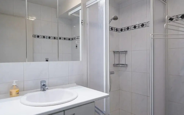 Flat Near Zeedijk With Side sea Views