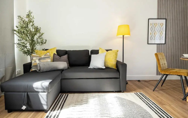 Spacious Apartment Near MCR Airport