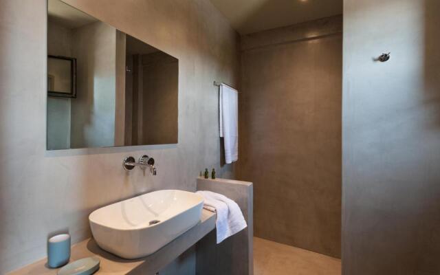 Diapori Suites Hotel
