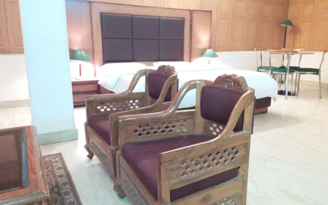 Hotel Queens Residency