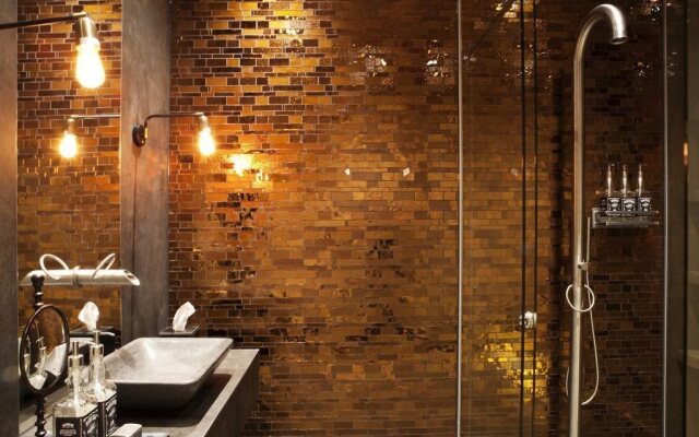 Manzo's Suites