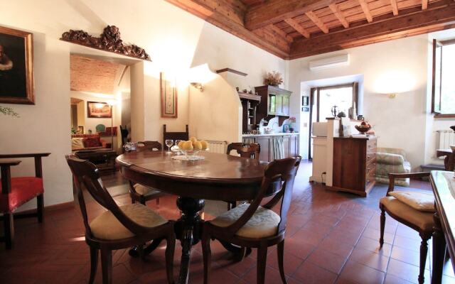 Domus Giorgio Authentic 1600's apt with Stunning Garden and Rooftop