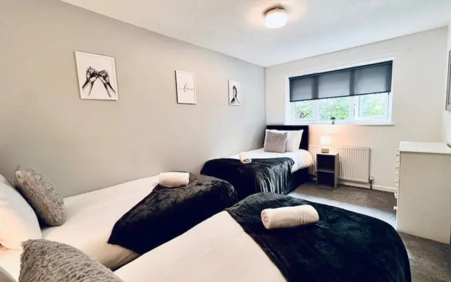 Stylish Townhouse With Free Parking in Liverpool