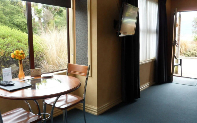 Red Tussock Motel