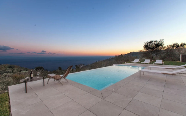 Design Villa With Infinity Pool & Li Galli View