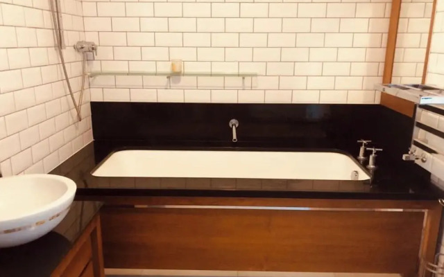 1 Bedroom Flat Sleeps 4 -free Onsite Parking -wifi