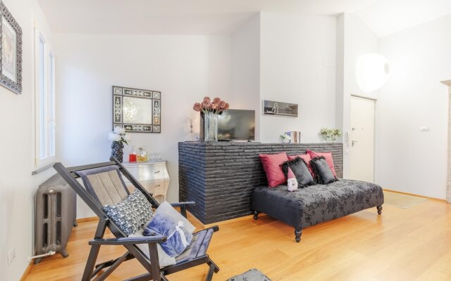 Casa Elo in Lucca With 1 Bedrooms and 1 Bathrooms