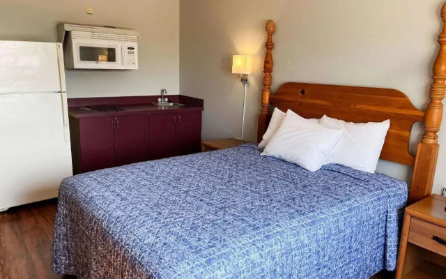 Days Inn & Suites by Wyndham Williamsburg IA North