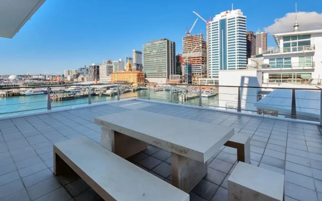 Stunning Harbour & City View Studio
