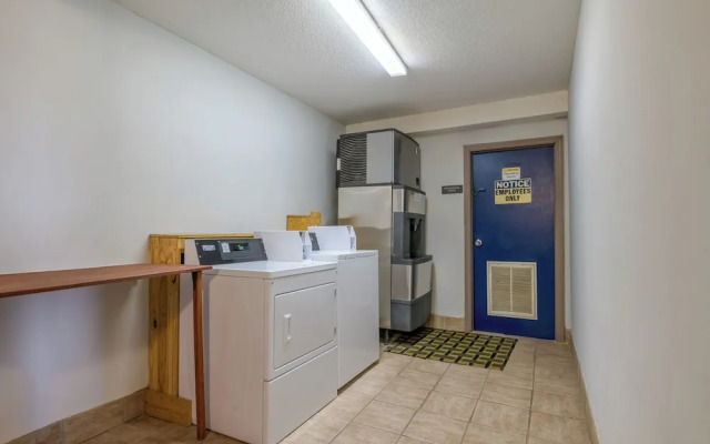 Super 8 Motel - Forsyth