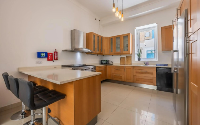 Hard to come by - modern & huge house in Sliema