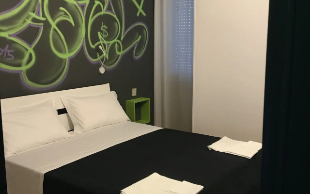 Hotel X