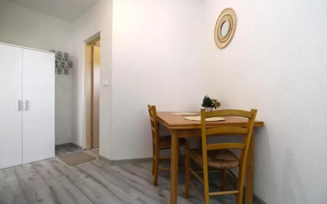 Cozy Apartment With Patio and Parking