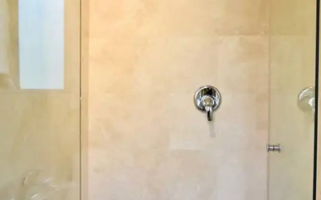 Trendy Home In Secure Complex With Mountain Views