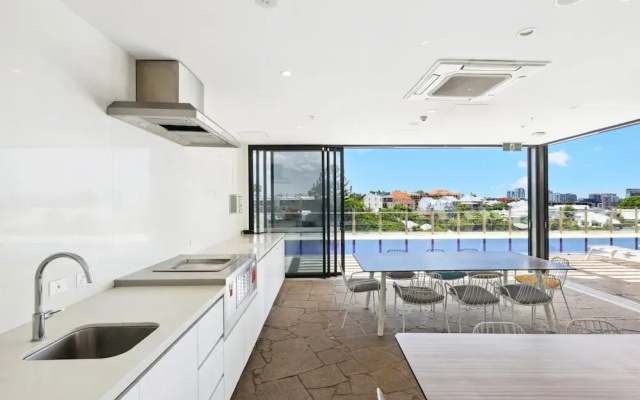 Stunning 1-bed by Victoria Park With Pool & Gym