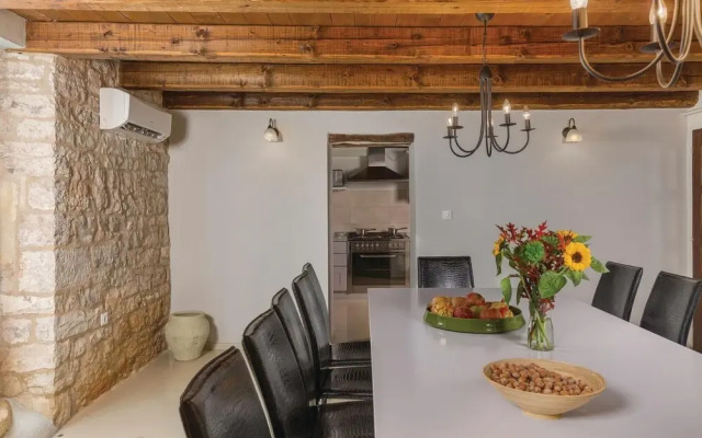 Beautiful Home in Kanfanar With Jacuzzi, Wifi and 7 Bedrooms