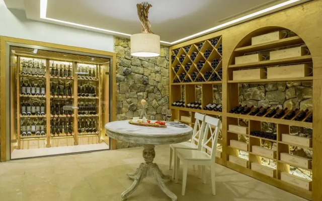 Phaos Cellaria Estate