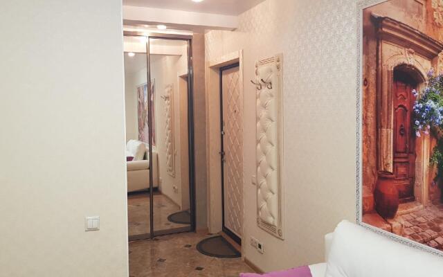 There is an apartment on Sevanskaya street 8