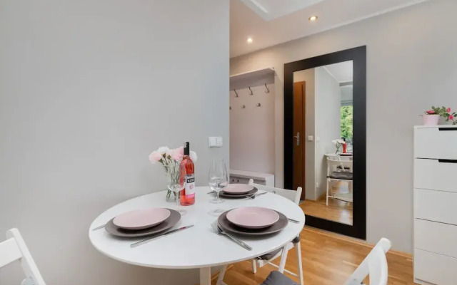 Malczewskiego Apartment by Renters