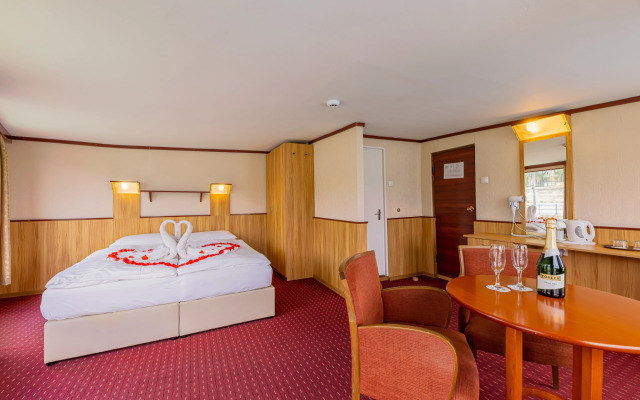 Fortuna Boat Hotel
