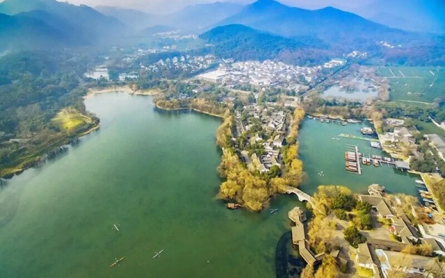 Yurong West Lake Cottage Resort