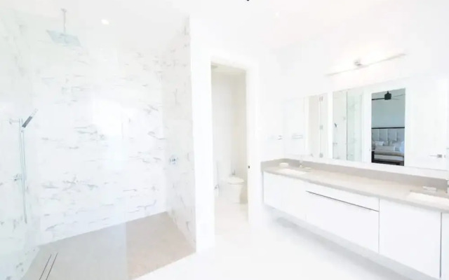 4 Bedroom Cable Beach Condo With Balcony