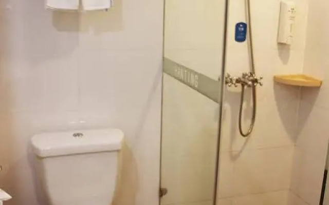 Pebble Hotel (Shanghai New International Expo Center Longyang Road Metro Station)