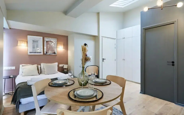 Charming Studio Center of Paris With AC