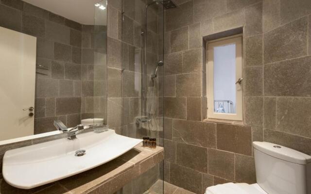 Stylish white 4 ppl apartment in City center