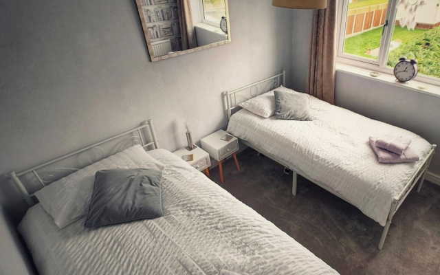 Near Beach - Garden - Pets - Parking - Sleeps 4