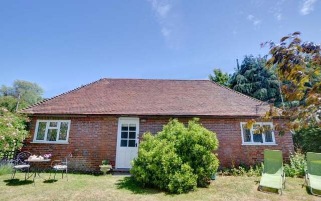 Romantic 1-bedroom Holiday Home in Goudhurst With Garden