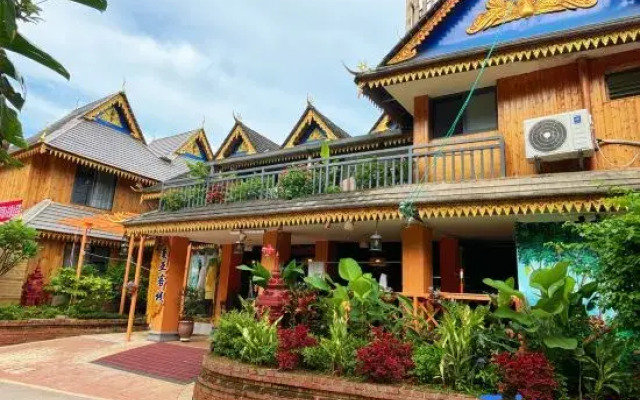 Man ya bamboo budding inn