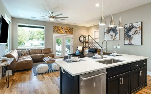 Newly Built Poolside Home w Balcony BBQ