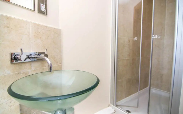 Modern 2 bed apartment in London - RGB 65388