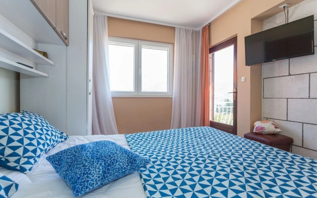 Romantic apartment for 2 with pool and grill