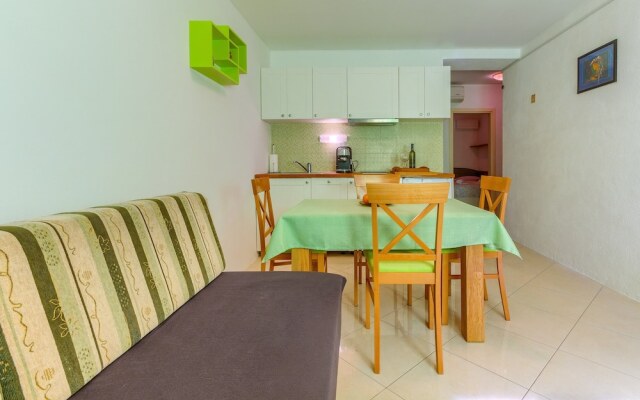 2-bdr apt With Shared Garden, 3 min Walk to Beach