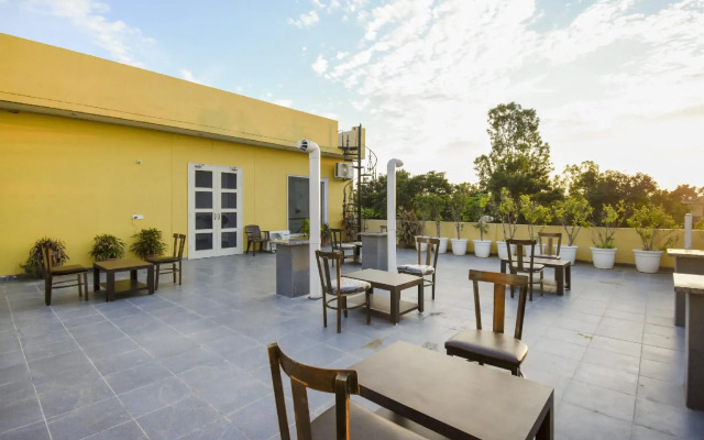 OYO 75460 Sky High Residency
