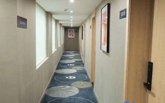 Guanshan Business Hotel (Changde Shimen County Commercial Pedestrian Street)